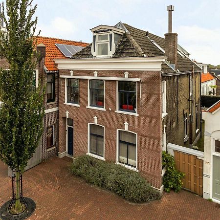 De Kapiteinshut Aan De Rivier Met Xl Ligbad En Sauna Lekkerkerk Exterior photo