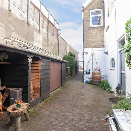 De Kapiteinshut Aan De Rivier Met Xl Ligbad En Sauna Lekkerkerk Exterior photo
