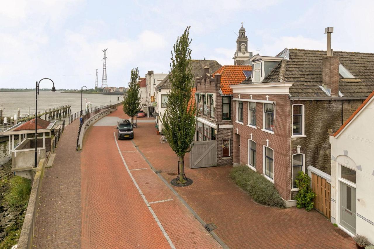 De Kapiteinshut Aan De Rivier Met Xl Ligbad En Sauna Lekkerkerk Exterior photo