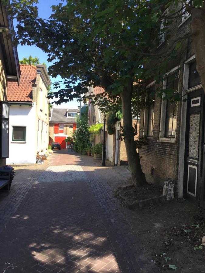 De Kapiteinshut Aan De Rivier Met Xl Ligbad En Sauna Lekkerkerk Exterior photo
