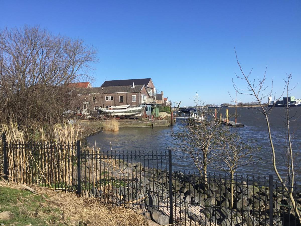 De Kapiteinshut Aan De Rivier Met Xl Ligbad En Sauna Lekkerkerk Exterior photo