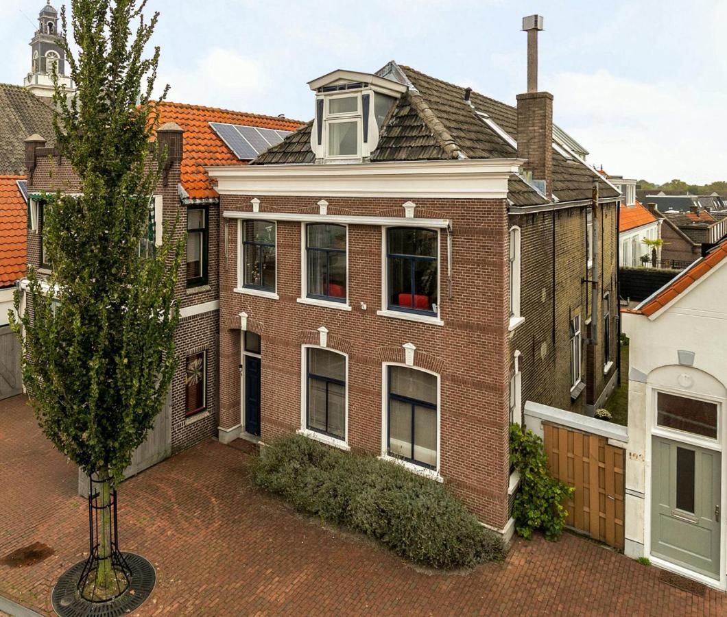 De Kapiteinshut Aan De Rivier Met Xl Ligbad En Sauna Lekkerkerk Exterior photo
